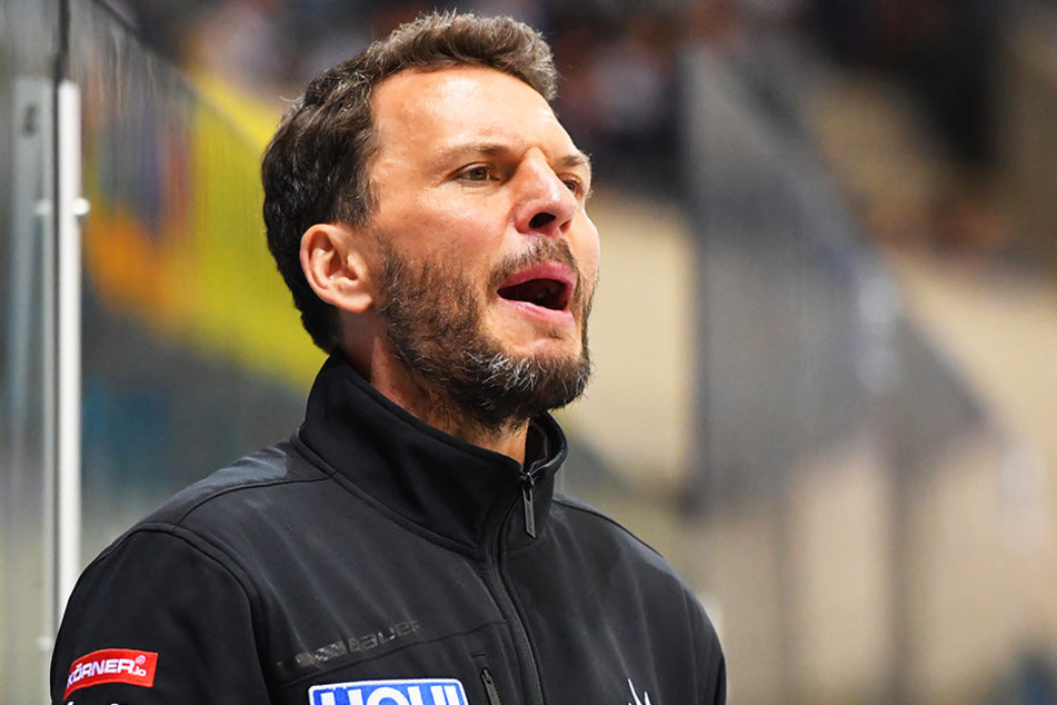 Eislöwen-Coach Jochen Molling engagiert an der Bande.