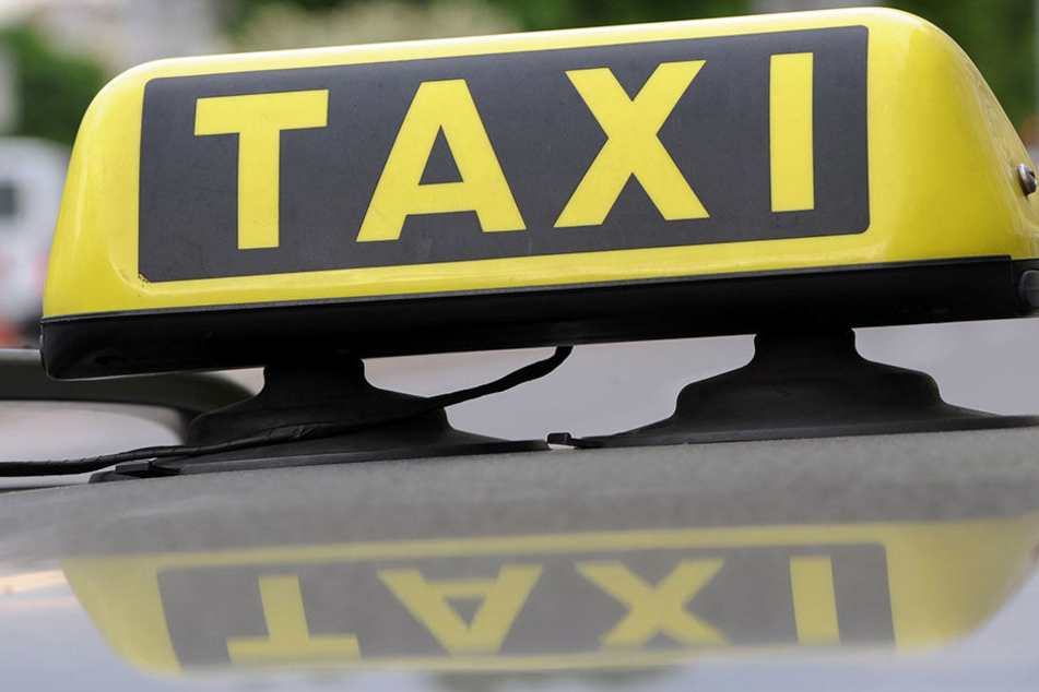 Mehrfach trat der Fahrgast gegen das Taxi. (Symbolbild)