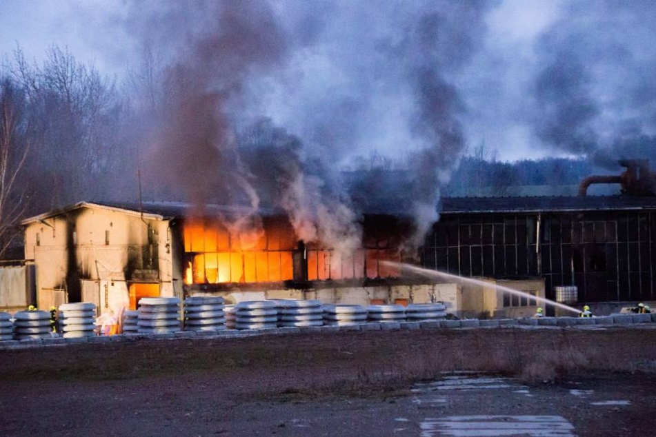 Beim Brand einer Lagerhalle des Betonwerks in Gersdorf entstanden rund 200.000 Euro Sachschaden.