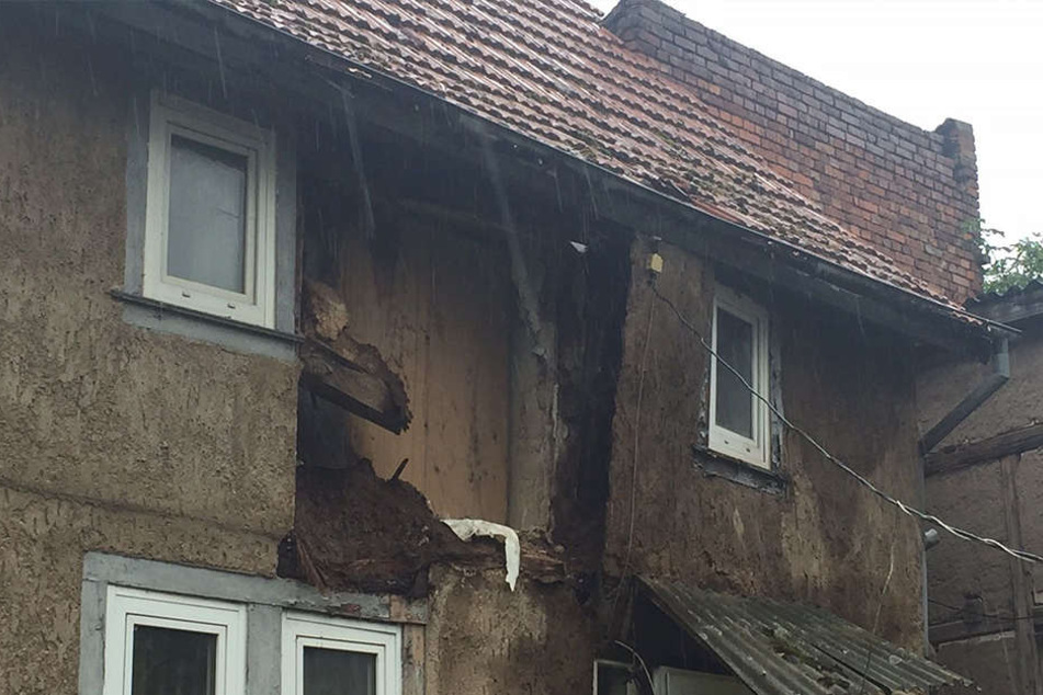 Eine Wand des Gebäudes stürzte ein.