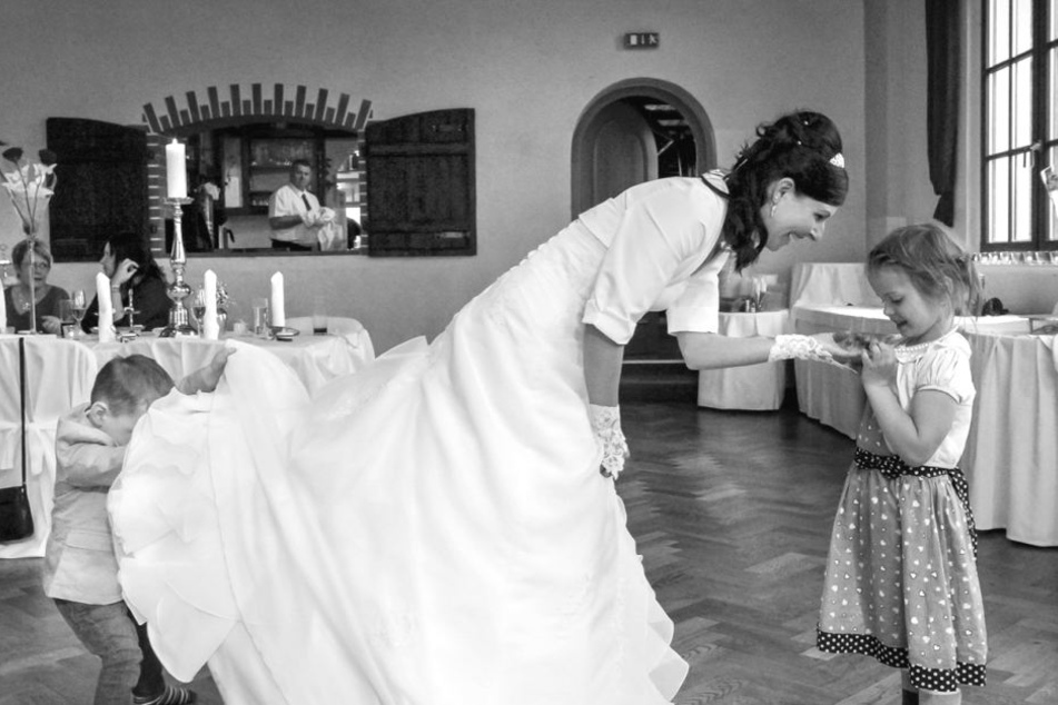 Der neugierige Junge kontrollierte in Neumühle noch mal das Brautkleid.
