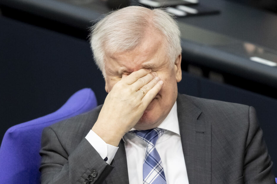 Horst Seehofer (CSU), Bundesinnenminister, reibt sich die Augen.