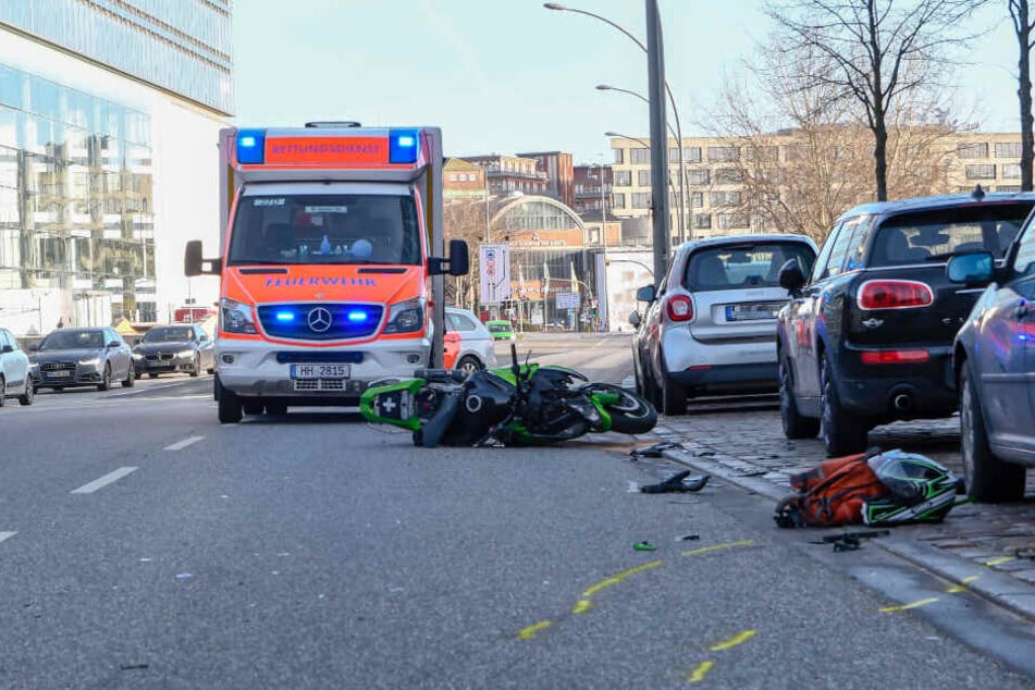 Ein Motorrad, Trümmerteile und Ausrüstung liegt auf dem Asphalt der Ericusspitze, wo es am Dienstagmorgen einen Unfall gab.