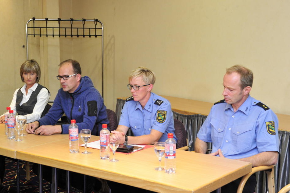 OB Barbara Ludwig (56, SPD, li.) und CWE-Chef Sören Uhle (42, 2.v.li.) gaben am Abend zusammen mit der Polizei eine eilig einberufene Pressekonferenz.