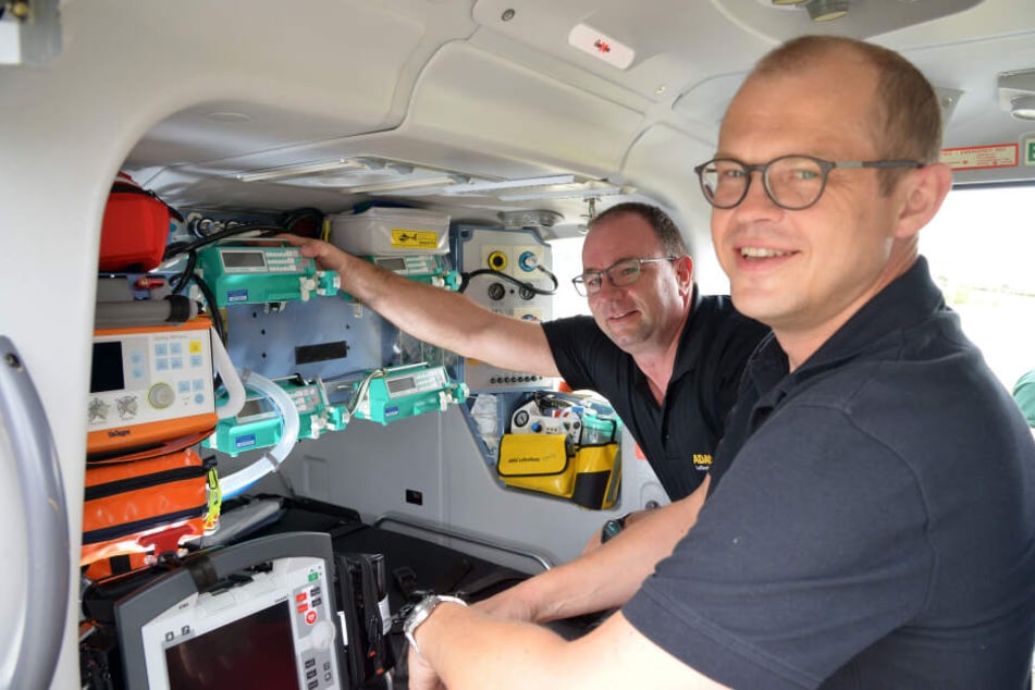 Rettungssanitäter Frank Peschel (48, l.) und Notarzt Prof. Andreas Reske (45) an Bord des Hubschraubers.