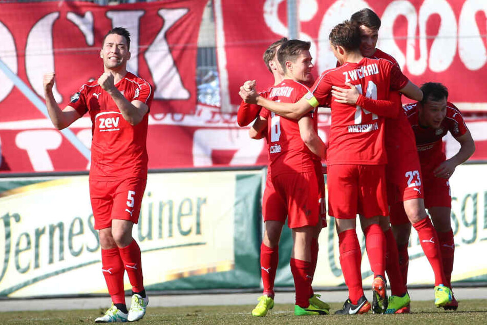 Jubel beim FSV: Mit dem 1:0 durch den Kopfball von Dennis Grote (ET) wurde der vierte Heimsieg eingeläutet.