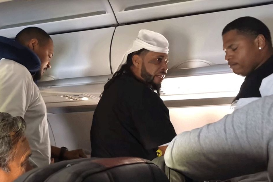 Das Personal hatte große Schwierigkeiten mit einem Passagier (Mitte).