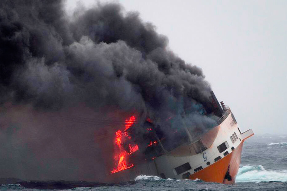 Das Schiff, das neben Containern auch über 2000 Fahrzeuge an Bord hatte, war gut 300 Kilometer von der Küste entfernt nach tagelangem Brand gesunken.