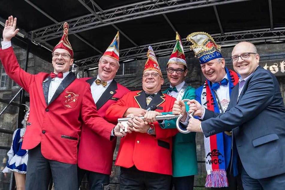 Jetzt gib' den Schlüssel her: Sven Schulze (45, SPD) bekam am gestrigen Sonntag Besuch von den närrischen Präsidenten.