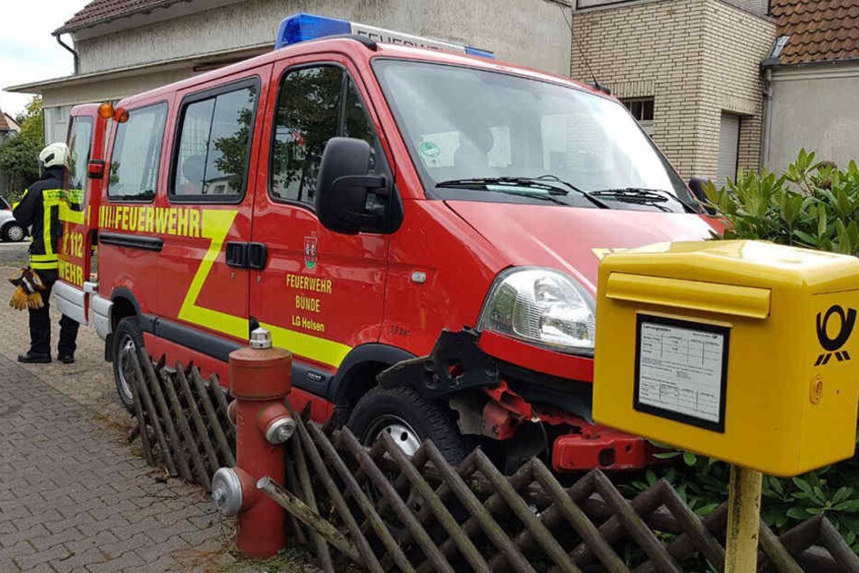 Der Mannschaftswagen der Feuerwehr war nach dem Unfall nur noch Schrott.