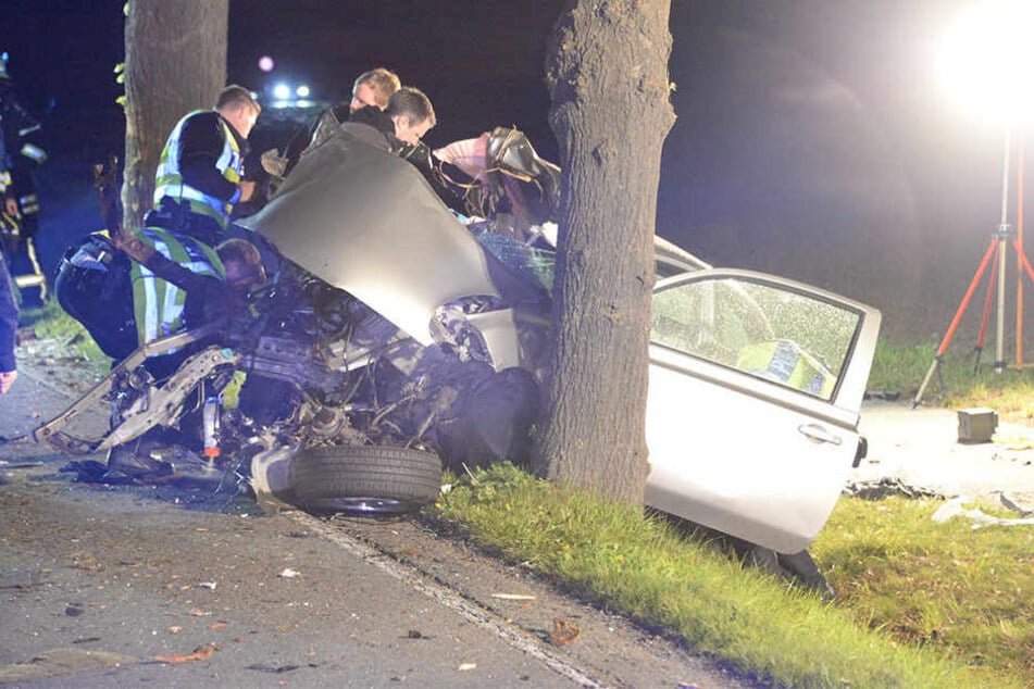 Die Einsatzkräfte mussten den verletzten Mann aus dem Auto retten.
