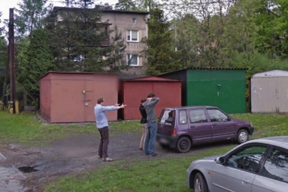 Die mysteriöse Szene am Straßenrand kann bei Google Street View betrachtet werden.