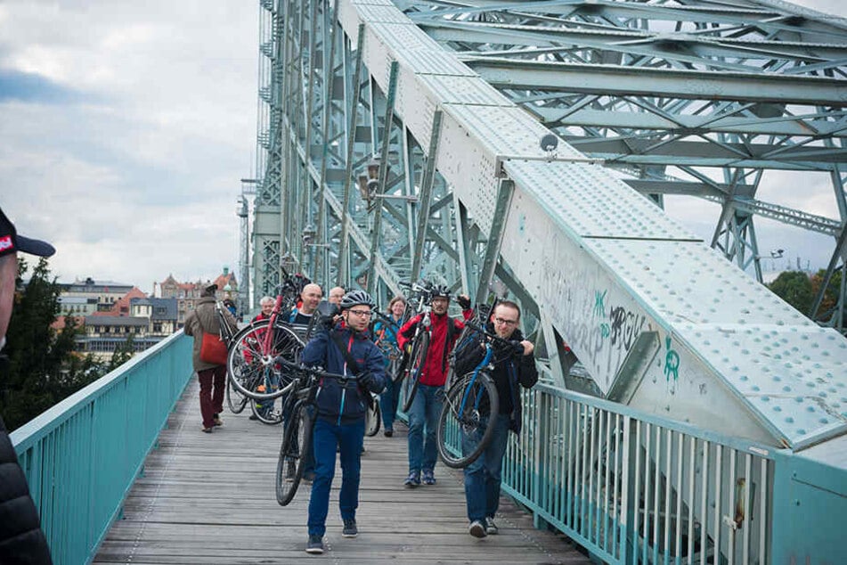 Eigentlich müsste das Rad IMMER über den Fahrradstreifen getragen werden. Dagegen protestierte am Donnerstag der ADFC.