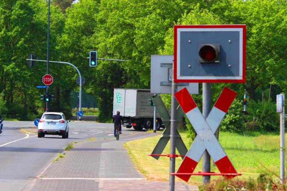An diesem Bahnübergang kam es zu dem folgenschweren Crash zwischen einem Auto und Zug.