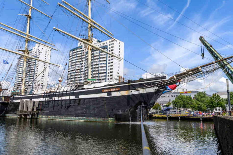 Ein Schiff liegt im Hafen in Bremerhaven.