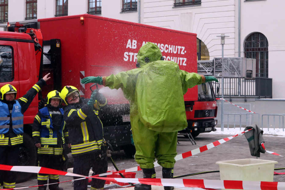 Die Feuer konnte das Gebäude nur in Schutzanzügen betreten.