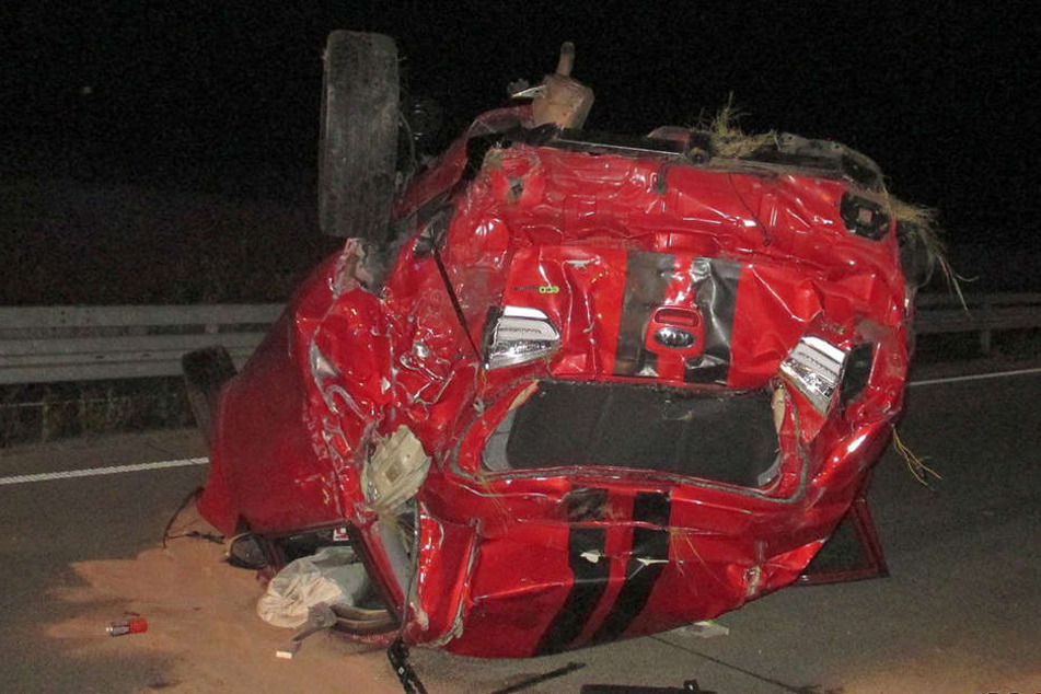Das Fahrzeug wurde bei dem Unfall schwer beschädigt.