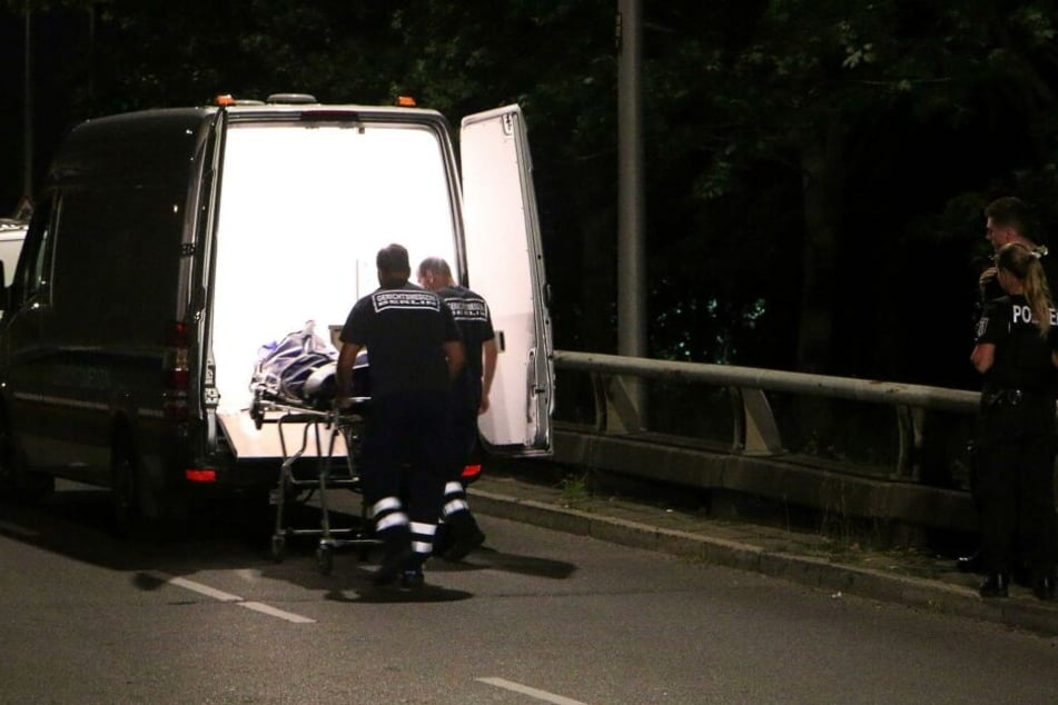 Gerichtsmediziner bringen die Leiche weg.