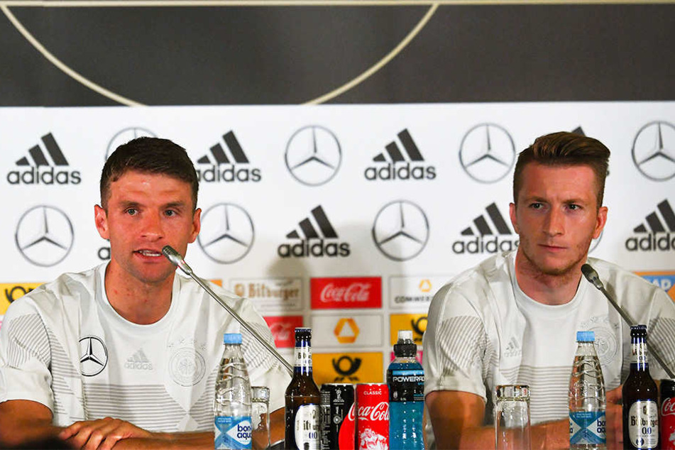 Thomas Müller (l.) versuchte die Journalisten mit Charme und Humor vom Zusammenhalt zu überzeugen. Marco Reus (r.) musste nur selten etwas erklären.