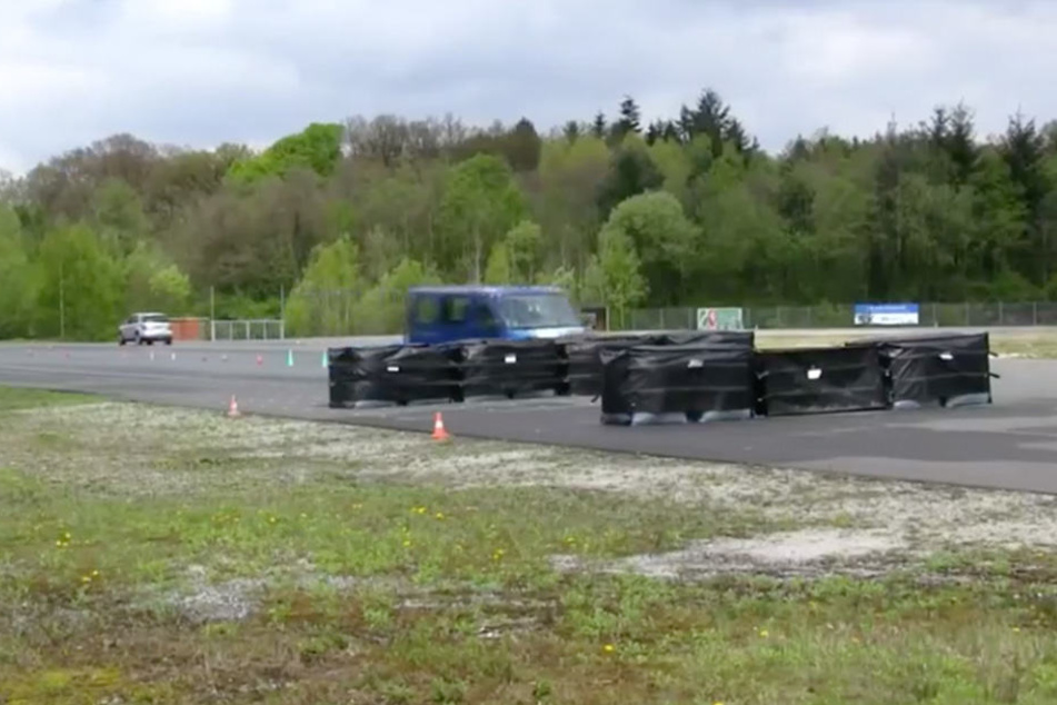 Mit 55 km/h rast der Bulli in die Wassertanks.