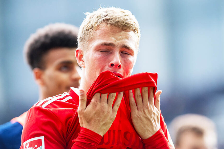 Bittere Tränen vergoß Hamburgs Jungstürmer Jann-Fiete Arp nach der 1:4-Pleite beim SC Paderborn.
