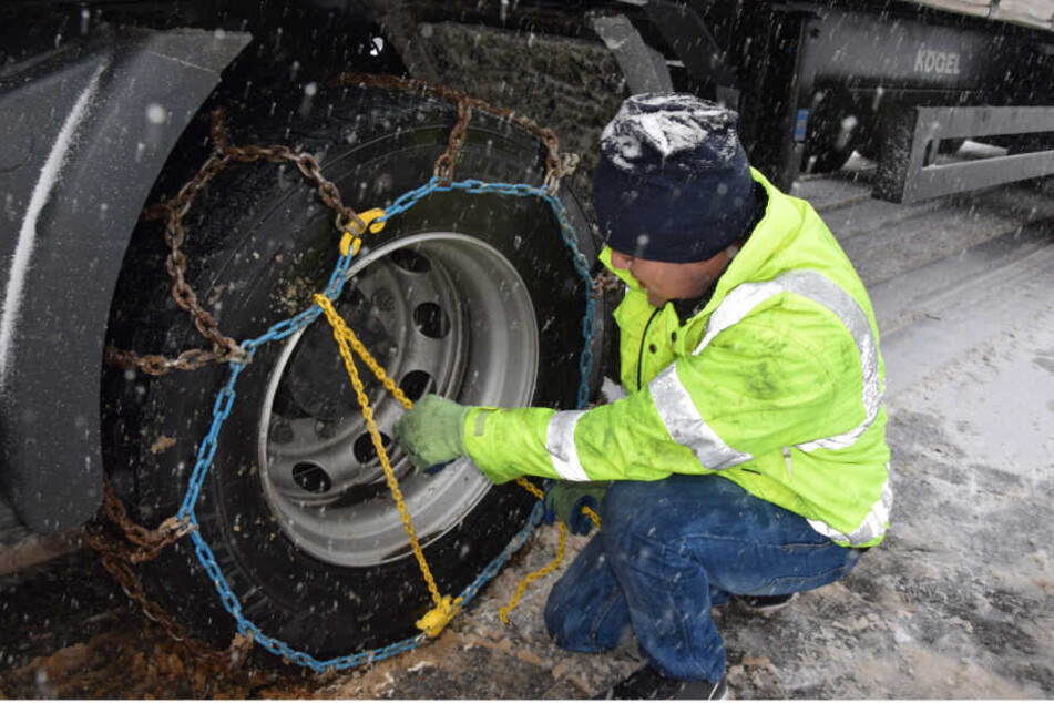 Es wurden vier Sperrstufen eingerichtet, auf denen Schneeketten-Pflicht herrscht.