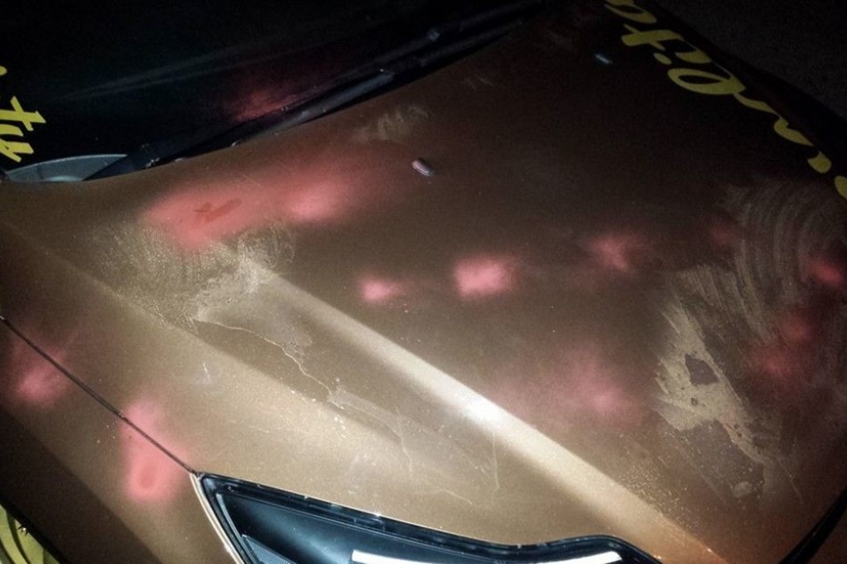 Unbekannte haben den Ford mit rotem Lack besprüht.