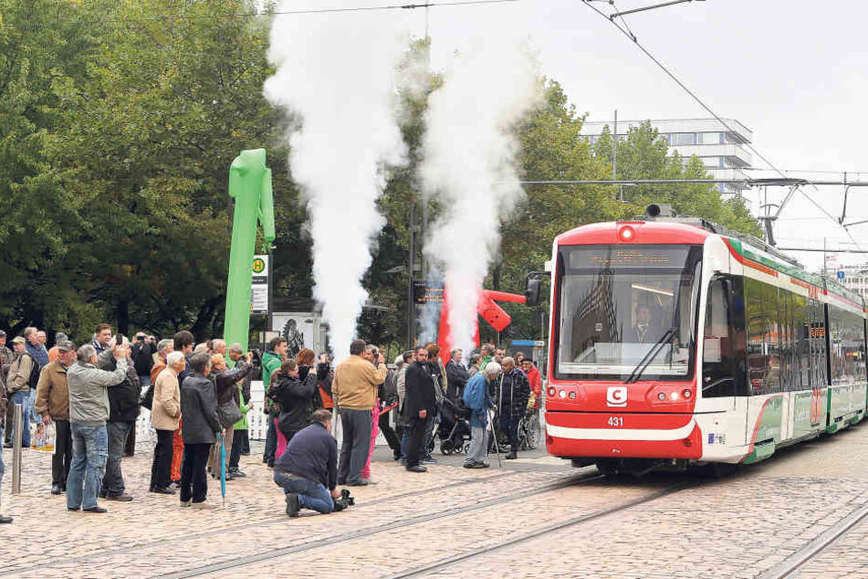 Die Chemnitzer bestaunten die neue Hybridbahn am Montag auf deren Jungfernfahrt
in der Straße der Nationen.