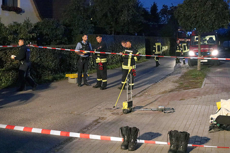 Rettungskräfte von Polizei und Feuerwehr sichern die Gefahrenstelle. Der in Leegebruch bei Oranienburg (Oberhavel) gefundene radioaktive Gegenstand soll am Donnerstag Spezialisten des ehemaligen Kernkraftwerkes Rheinsberg übergeben werden.