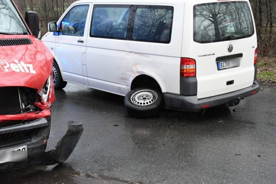 Die Bulli-Fahrerin missachtete die Vorfahrt des Sprinters.