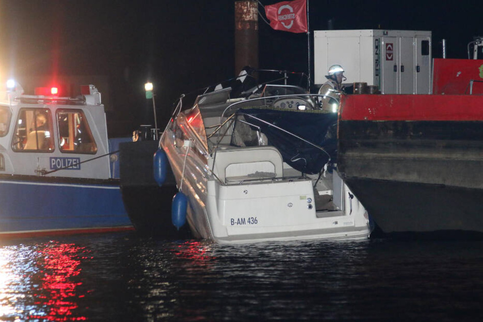 Der Sportboot kollidierte mit einem Schubkahnn.