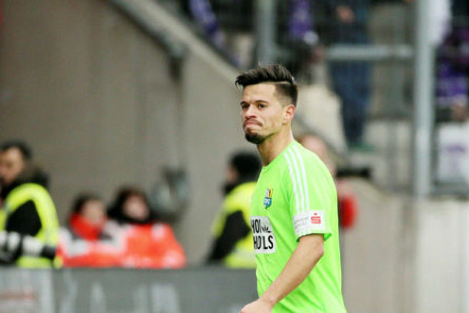 Mit verbissener Miene verlässt Stefano Cincotta nach seiner Gelb-Roten Karte den
Platz.
