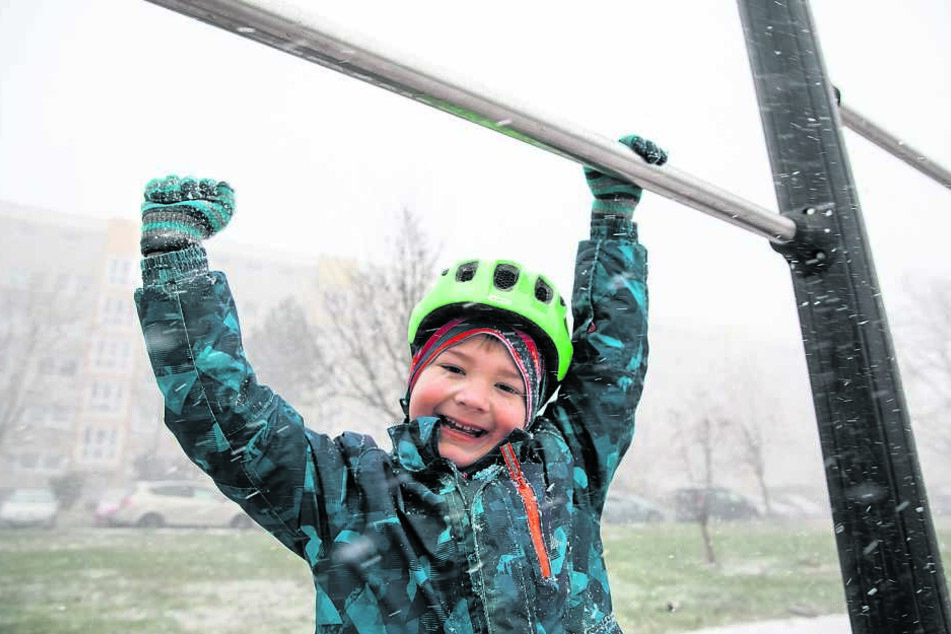 Joah (7) übt auch im Winter Klimmzüge.