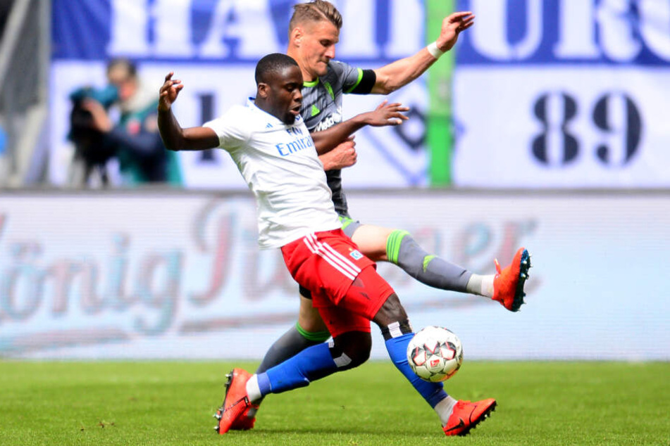 Hamburgs Orel Mangala (links) und Ingolstadts Stefan Kutschke kämpfen bei Spiel im Hamburger Volksparkstadion um den Ball.