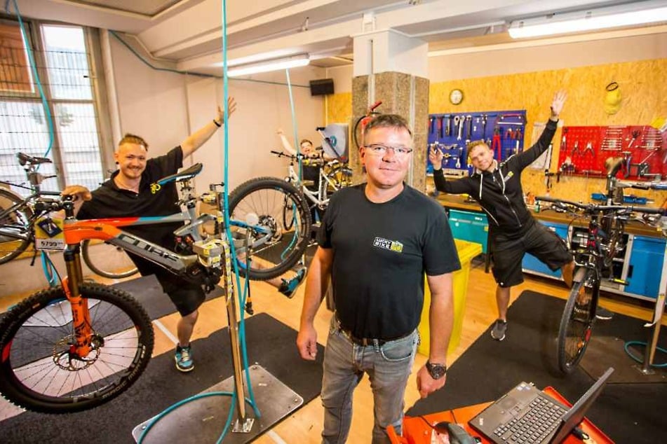 Bei Lucky Bike in der Alten Messe Leipzig wartet dieses coole Team auf Dich. In der Mitte Filialleiter Torsten Heim.