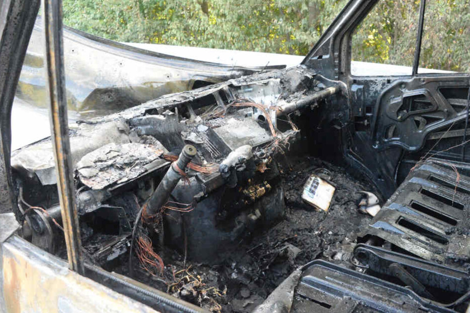 Der Brandherd wird im vorderen Teil des Wagens vermutet.