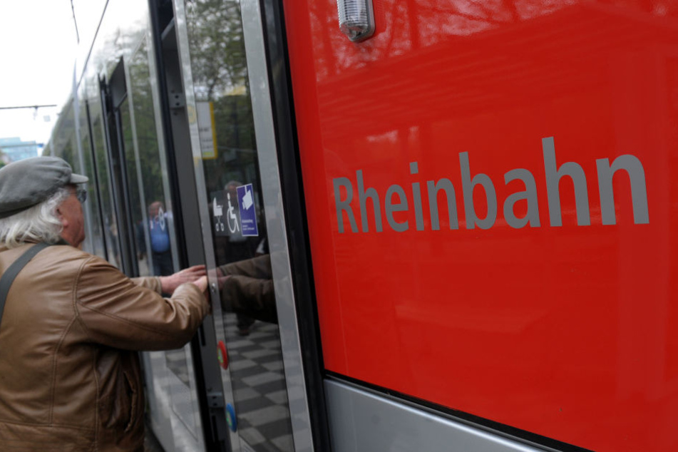 Ein Mann steigt in Düsseldorf in eine Straßenbahn der Rheinbahn ein.