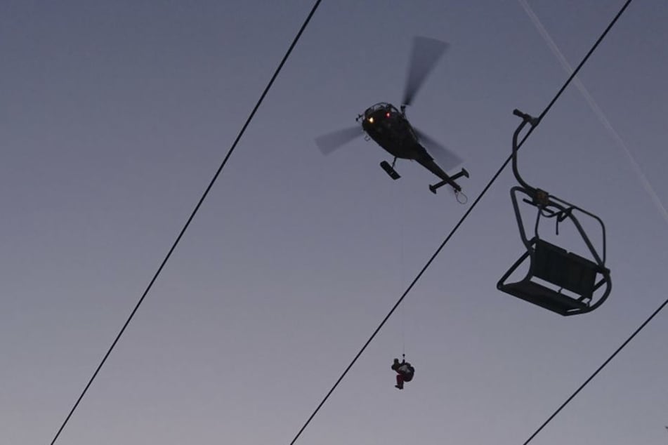 Dieses vom österreichischen Bundesheer zur Verfügung gestellte Foto zeigt einen Helikopter bei der Rettung von Skifahrern, die in einem defekten Sessellift stecken geblieben sind.