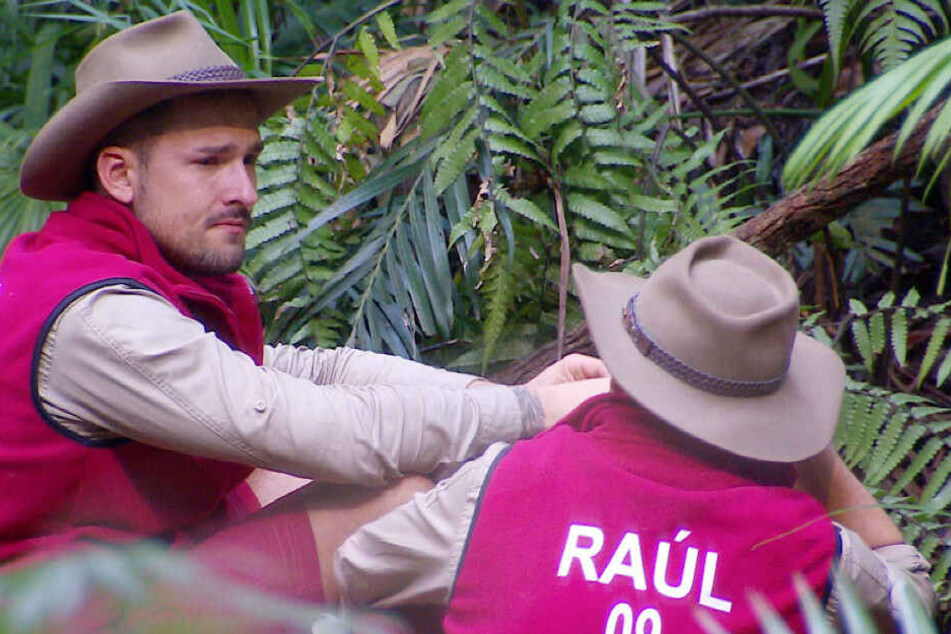 Raul Richter (r) unterhält sich mit Kumpel Marco Cerullo (l).