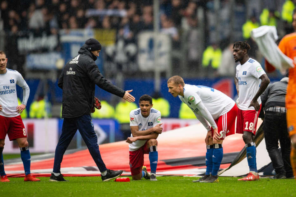 Nach dem Spiel hingen die Köpfe bei Bakery Jatta (von links), Fiete Arp und Douglas Santos runter.
