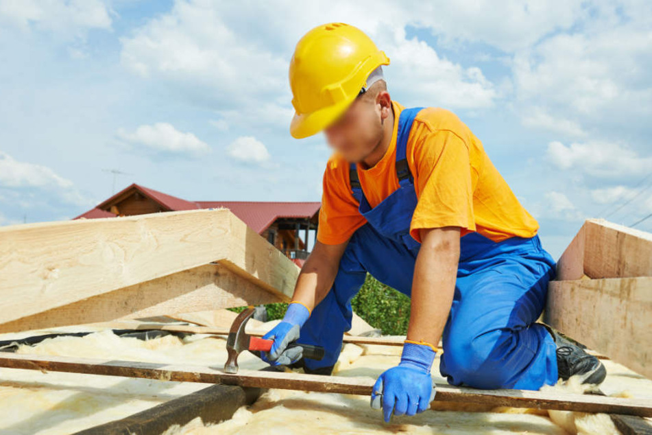 Der Mann hatte einen Schutzhelm getragen. Dennoch hatte ihn das Holzstück schwer verletzt. (Symbolbild)