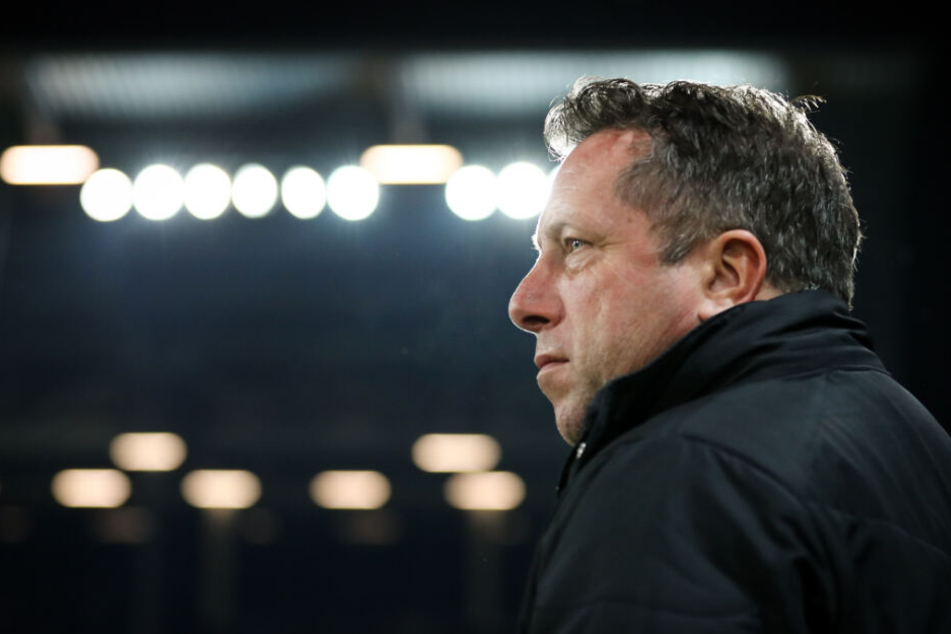 St. Pauli-Trainer Markus Kauczinski baute seine Elf auf fünf Positionen um.