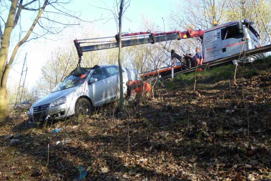 Die Bergung des VW dauerte über zwei Stunden.