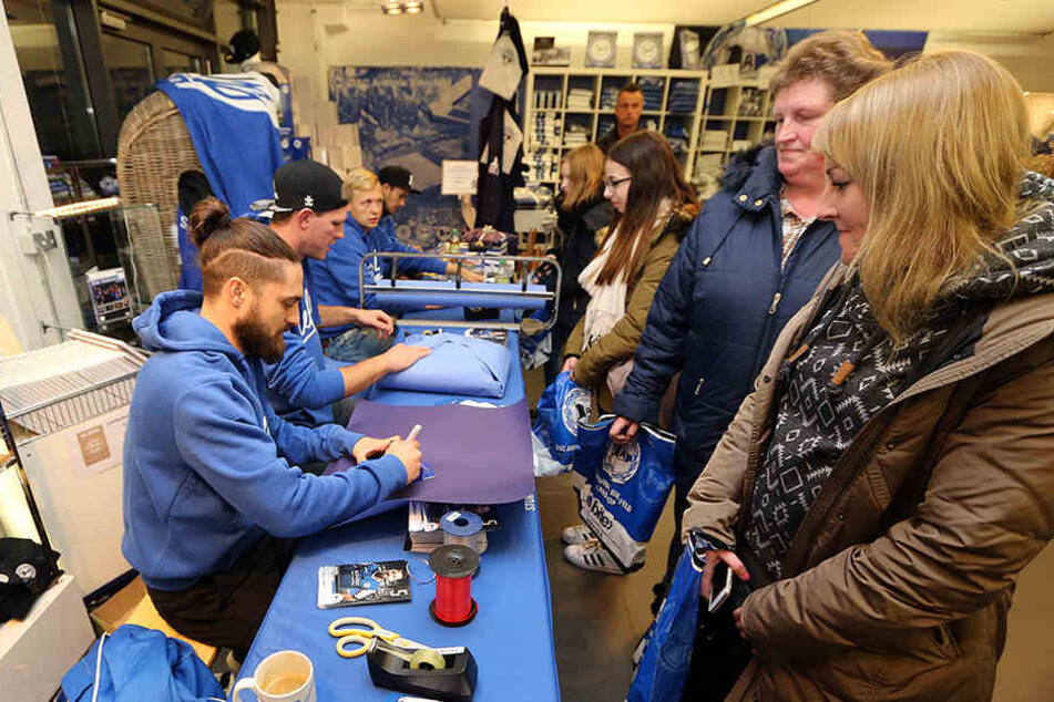 Die Fans standen Schlange, um Geschenke von den Arminia-Profis eingepackt zu bekommen.