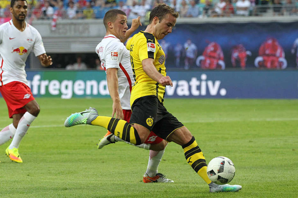 (v. li.) Diego Demme (RB) im Duell mit Mario Götze.