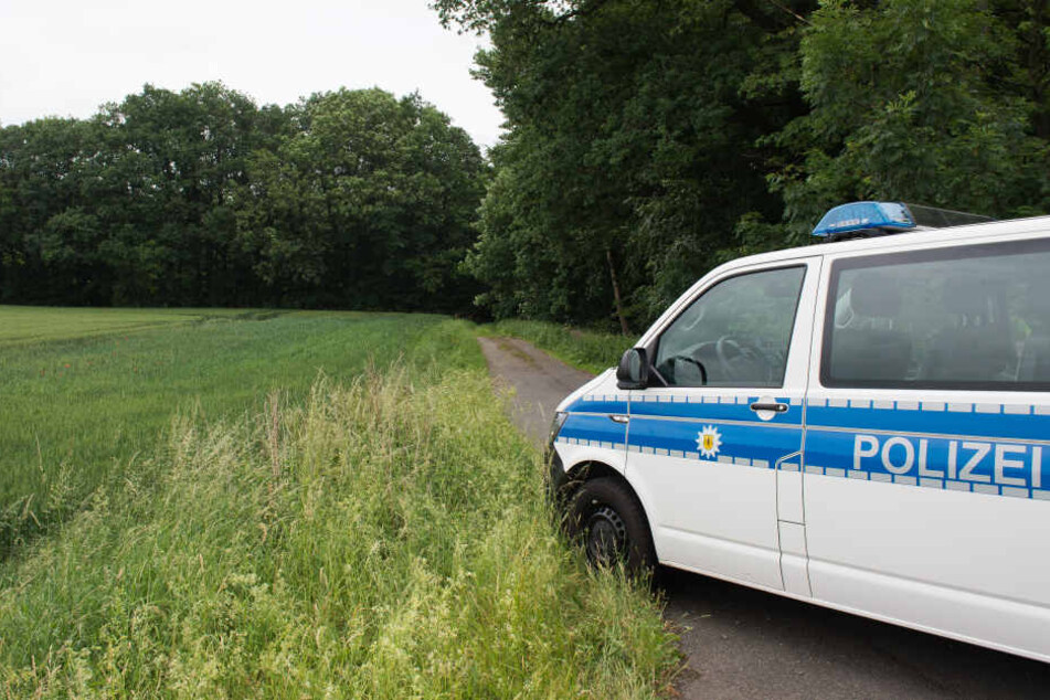 Spaziergänger fanden am Donnerstagmorgen die Leiche im Graben (Symbolbild).