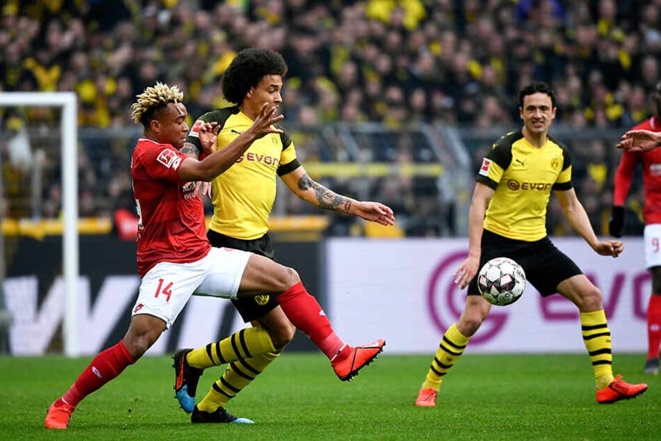 BVB-Kicker Axel Witsel behauptet den Ball gegen den Mainzer Pierre Kunde.