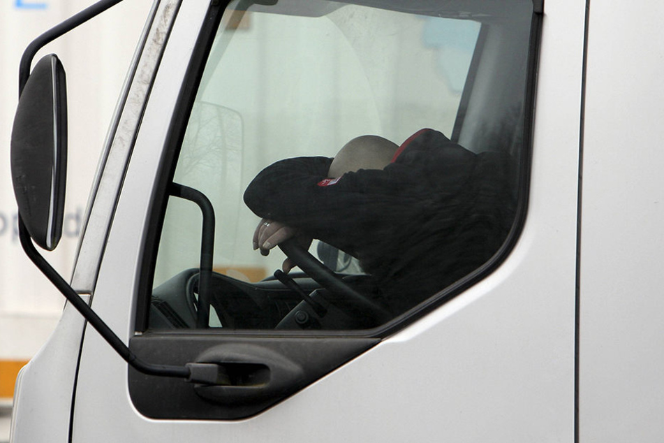 Die Polizei hatte Mühe den Fahrer wach zu bekommen. (Symbolbild)