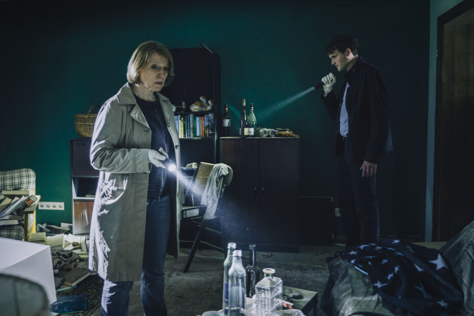 Paula Ringelhahn (Dagmar Manzel) und Felix Voss (Fabian Hinrichs) durchsuchen eine verwahrloste Wohnung.