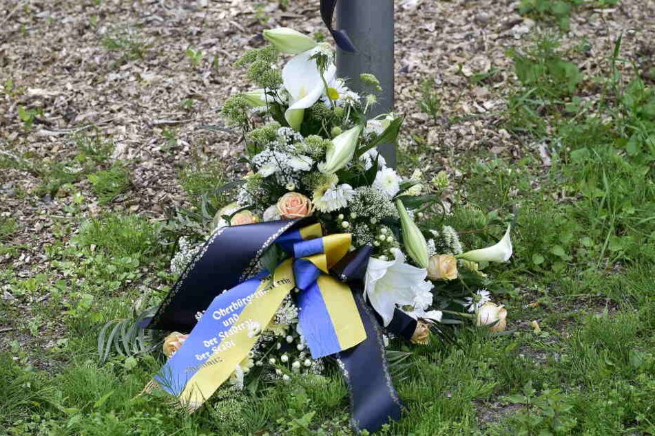 Die Stadt Chemnitz hat zum Gedenken an die Terroropfer von Manchester an der Lampe aus der Partnerstadt niedergelegt. Die Lampe gehört zur Allee des Lichtes, die durch den Park der Opfer des Faschismus führt.
